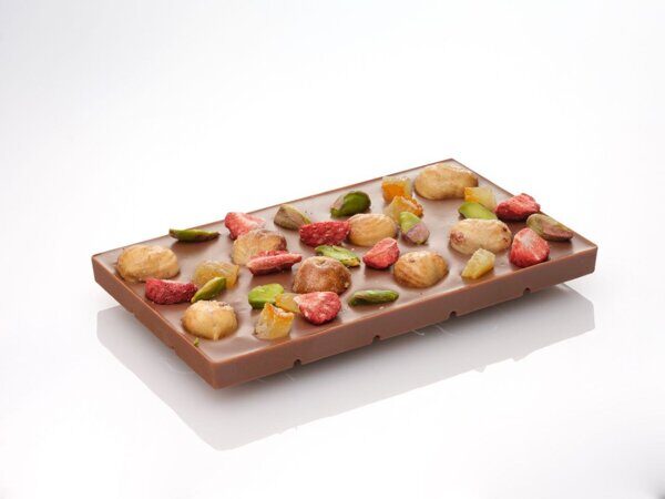 Молочный плиточный шоколад с сухофруктами